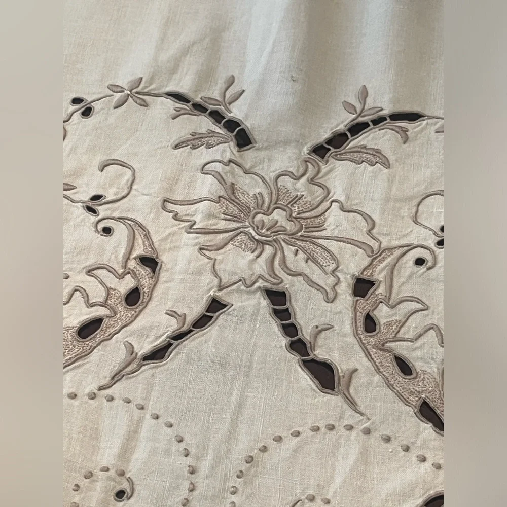 Beige MADEIRA LINEN HAND EMBROIDERED FLORAL CUTWORK TABLECLOTH VINTAGE:115”x 63”